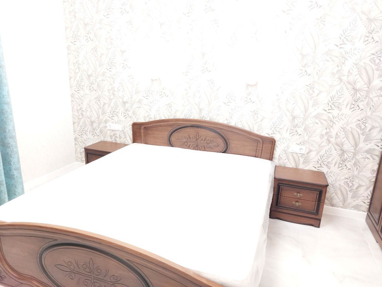 Двуспальная кровать "Натали" 180х200 с подъемным механизмом цвет орех изножье высокое