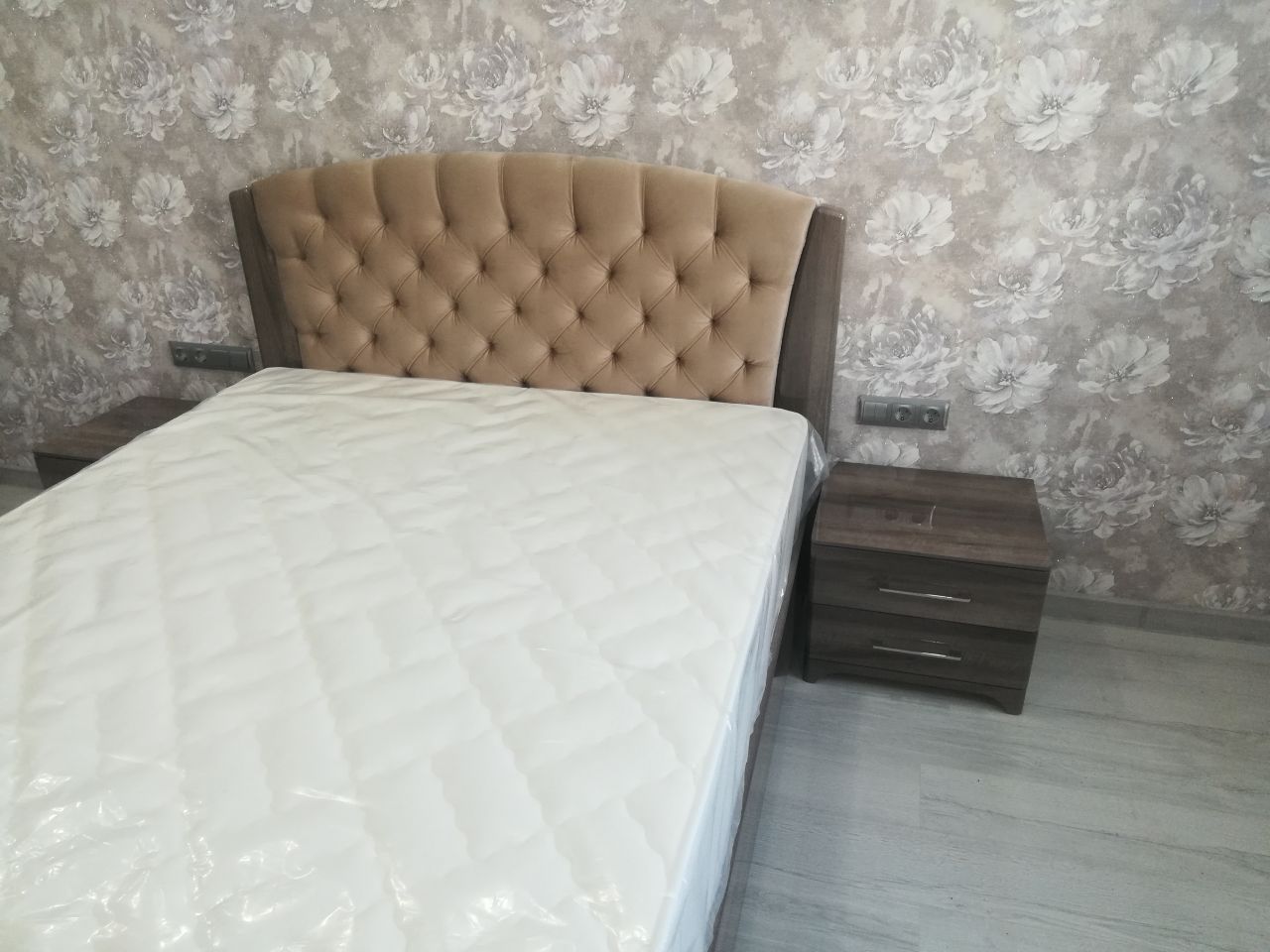 Двуспальная кровать "Милан" 140 х 200 с ортопедическим основанием цвет орех серебро / best 06