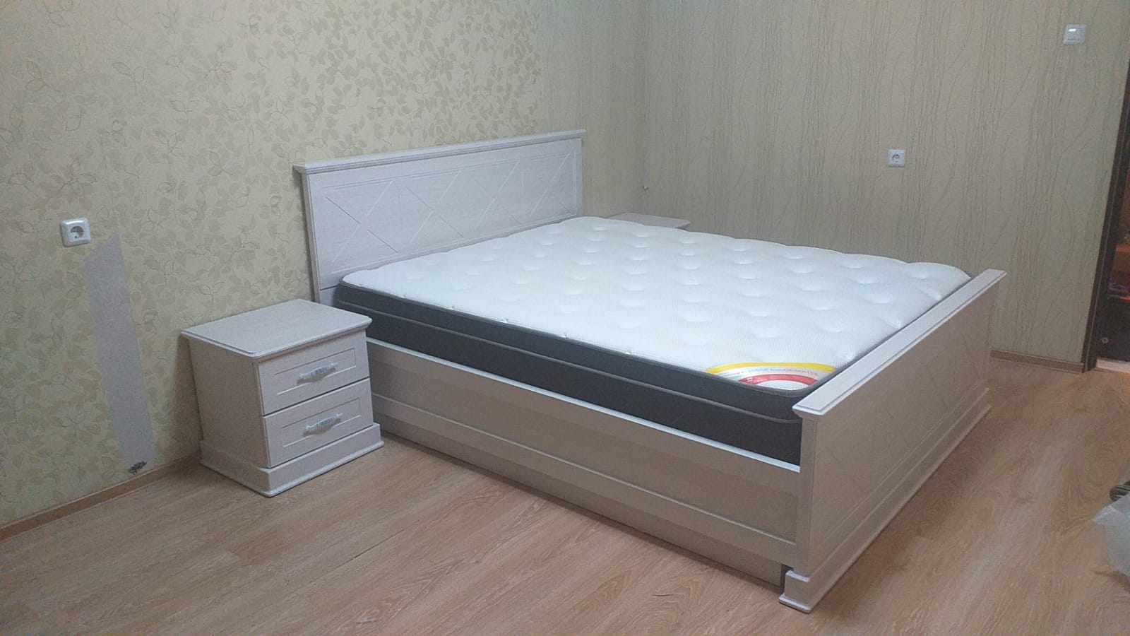 Двуспальная кровать "Прованс 2" 180 х 190 с ортопедическим осн-ем цвет дуб коньяк изножье высокое